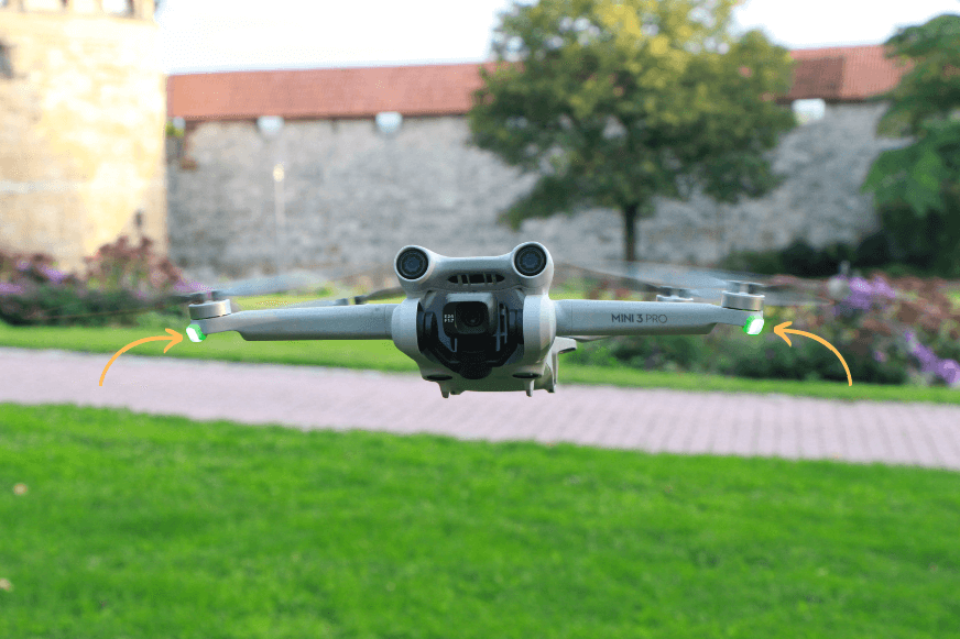 Die LEDs der DJI Mini 3 Pro befinden sich an den vorderen Propeller-Armen der Drohne.